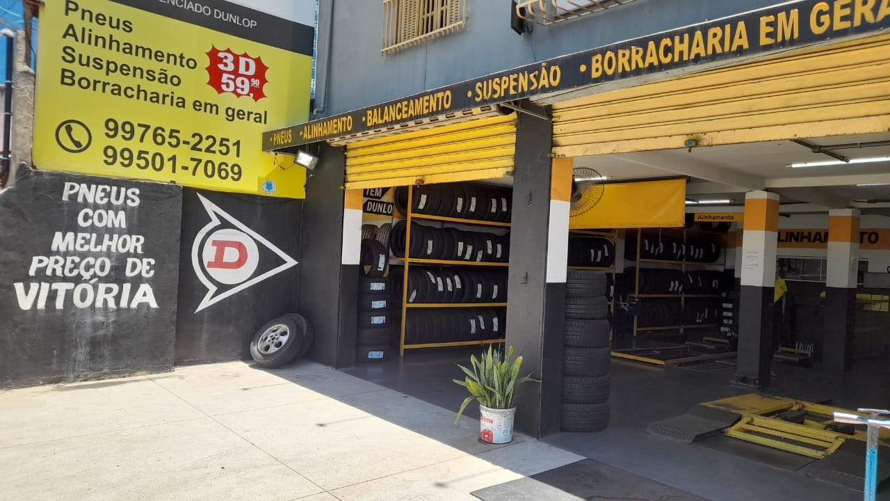 Fachada da WIX PNEUS em Vitória com estrutura da loja e comunicação visual preta e amarela